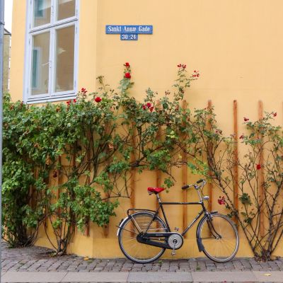 Cykel ved gul bygning
